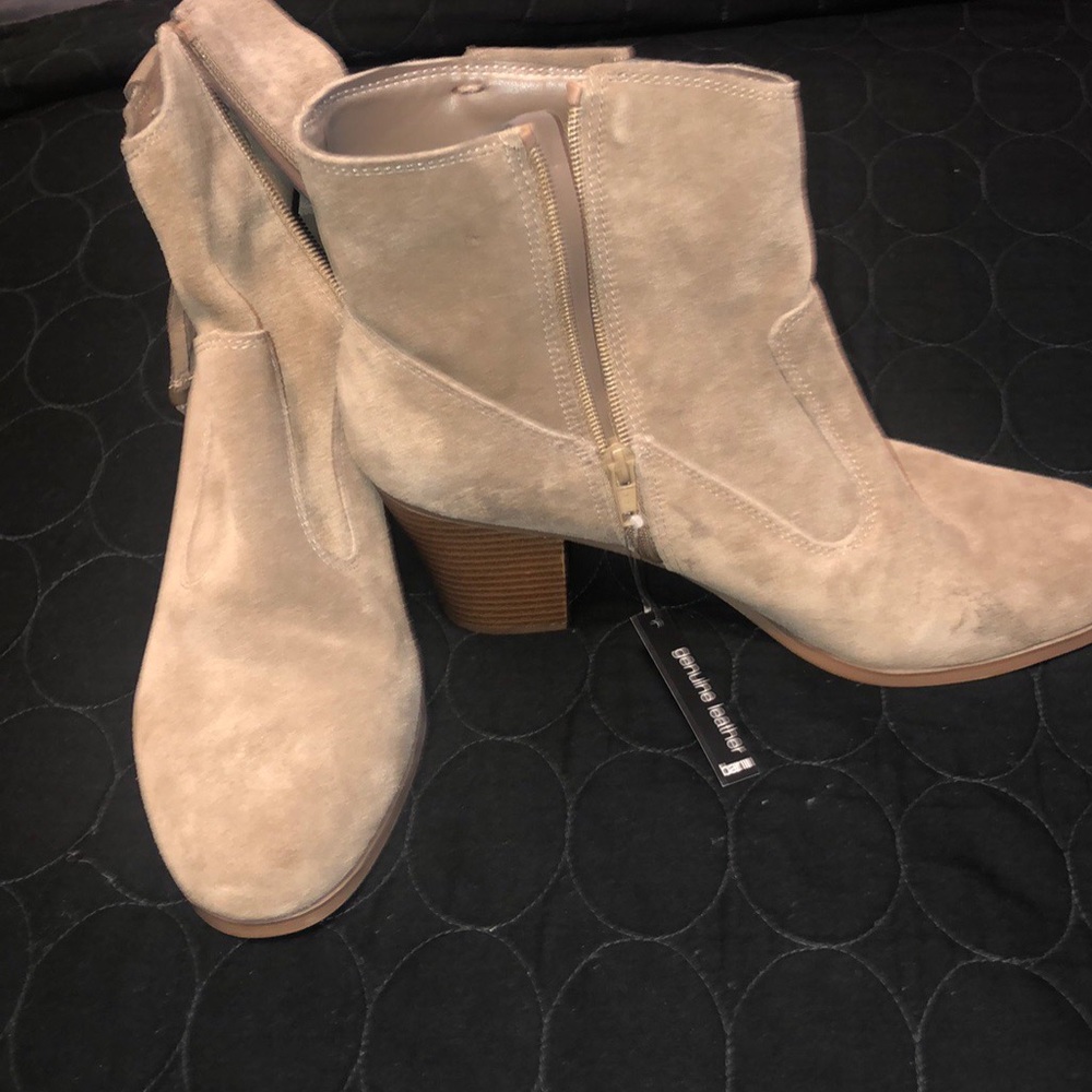 NWT! Bar III from Macy’s suede booties